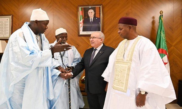 APS_Algerie's tweet photo. #Lamamra reçoit le Calife de la #confrérie_Tidjanie de la région de #Djenaba 
🔗https://t.co/9fqVhQITha https://t.co/xEDBOLiFqS