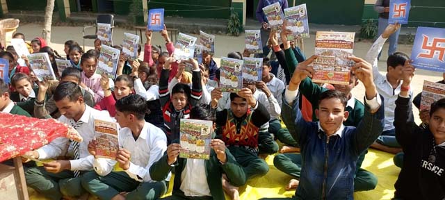 सिन्धु फार्म रोड,  मीठापुर , बदरपुर, दिल्ली में संत श्री आशारामजी बापू के साधकों द्वारा किया गया निःशुल्क ऋषि प्रसाद वितरण कार्यक्रम ।