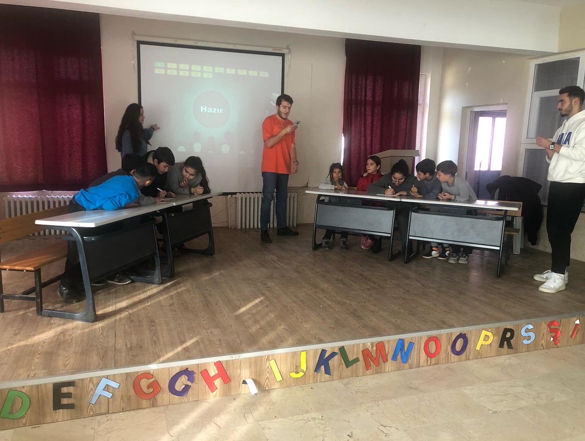 Trakya Üniversitesi Mühendislik Fakültesi öğrencileri;Mühendislik mesleğinin dalları konusunda öğrencilerimize bilgiler verdiler.Ardından bilgi yarışması yaparak öğrencilerimize kitap hediye ettiler.