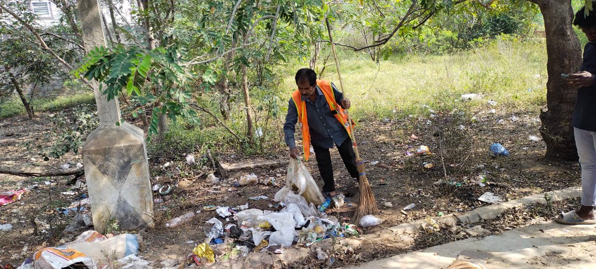 Veena_ES's tweet photo. @BolisettySrini8 @GHMCOnline Cleared by sanitation staff. Please contact Sanitary Supervisor Nagaraju further any queries 9701362879 https://t.co/jvhulpDXo2