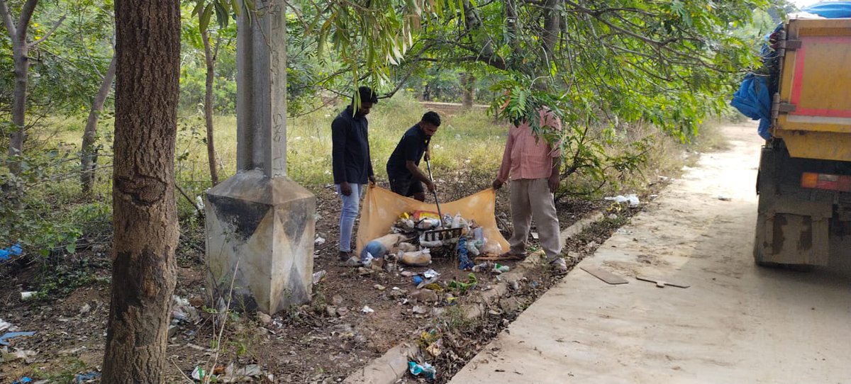 Veena_ES's tweet photo. @BolisettySrini8 @GHMCOnline Cleared by sanitation staff. Please contact Sanitary Supervisor Nagaraju further any queries 9701362879 https://t.co/jvhulpDXo2