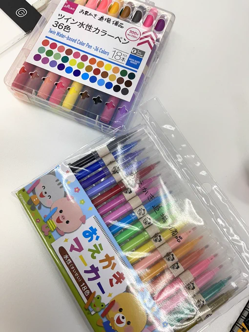 ダイソーの100円マーカーとセリアの100円マーカーで描きました。2枚目が下絵。 