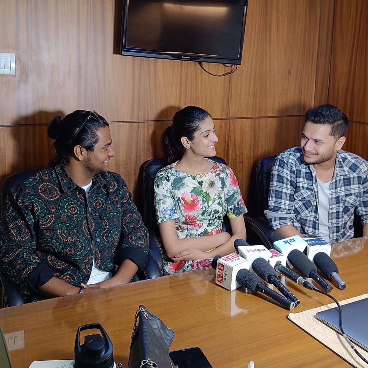 machaaomusic's tweet photo. When we said we are here for pure, real & new talent, we meant it. In-between #Bedardi media bytes.✨ #AaGayeHainMachaane #HereToRule #Swipe
@Anmoljaswal123 #AngelGoyal @piyuushj9 @meetahir27 @hitendrakapopar #MachaaoTeam
#postoftheday #viral #trending #mediabytes #media https://t.co/ez81uaCBsD