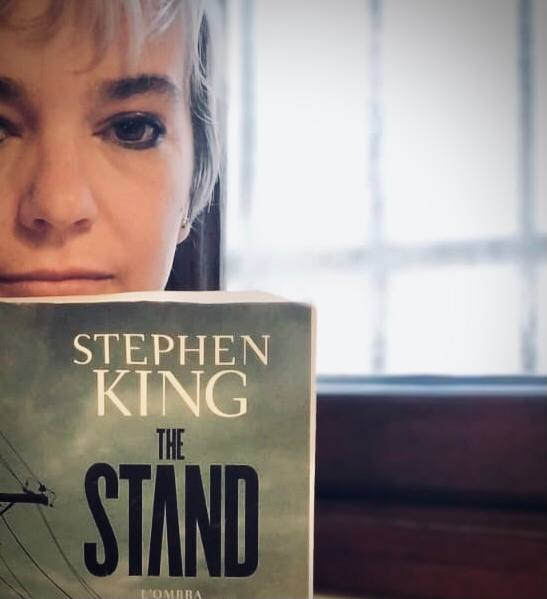 recerusse's tweet photo. Anna ha scelto The stand, di @StephenKing @libribompiani come suo libro dell'anno. Le piace vincere facile perché "Il re ci delizia con 1147 pagine"! #CMLF2022 #IlMioLibro2022 https://t.co/SEJABn4AQd