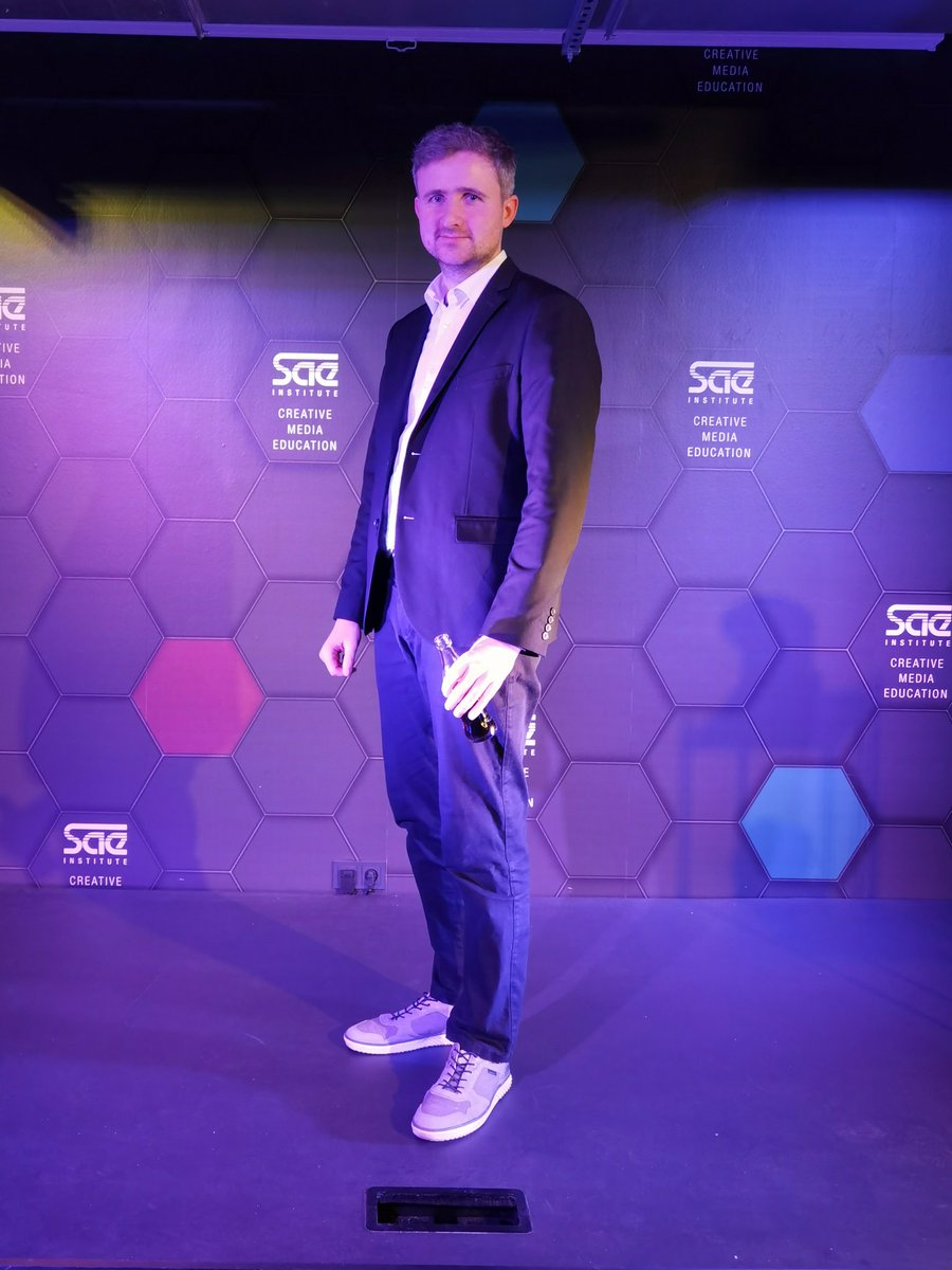 BlazinDaniel's tweet photo. Kapitel geschafft 🍾 #Abschluss #Diploma #Sae #Verleihung #digitalefilmproduktion https://t.co/4RadUi2uXt