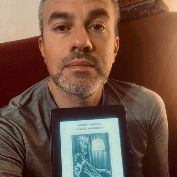 recerusse's tweet photo. @davidenadali omaggia Javier Marìas con la sua ultima uscita per @Einaudieditore - La capacità di Marías di usare la lente di ingrandimento nello scandagliare l’animo umano ci riporta sempre a riflettere  inevitabilmente su se stessi 💔 #CMLF2022 #IlMioLibro2022 https://t.co/NEVuuDGOy1