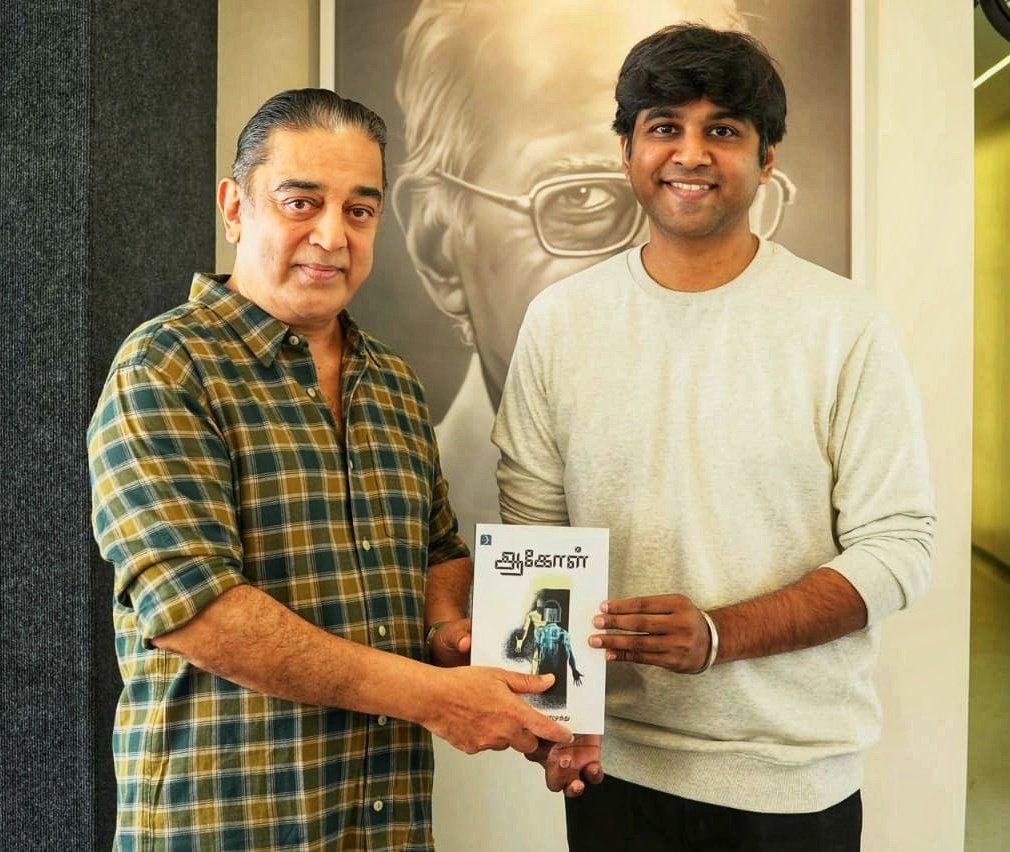 Writer #KabilanVairamuthu met Ulaganayagan #Kamalhaasan and presented him his recently launched novel #Aagol, a fiction based on digital feudalism & criminal tribe act!

#KamalHaasan
#Indian2