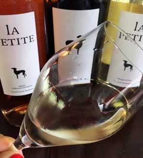 ChlaLevrette's tweet photo. Se faire plaisir !
#vin #vindebordeaux #vindeblaye #vinbordeaux #vinblaye #vinrouge #vinblanc #vinrosé #verredevin #wine #winetime #winelover #winelover #winetasting #levrier #levrieritalien #levrette #plaisirsimple https://t.co/COvxBAh8eX