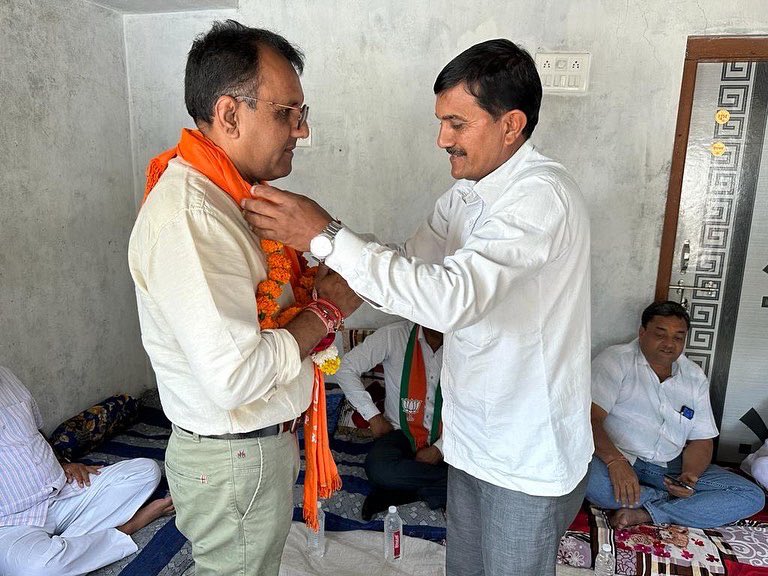 drpradyumanvaja's tweet photo. આજ રોજ કોડીનાર વિધાનસભા ના લોકસંપર્ક રાઉન્ડ અંતર્ગત "ઝાંઝરીયા ગામ" ની મુલાકાત લઈ અગ્રણી ગ્રામજનો સાથે મુલાકાત કરી, આ પ્રસંગે પૂર્વ સાંસદ શ્રી દિનુભાઈ સોલંકી,તાલુકા પ્રમુખ શ્રી ભગુભાઈ અને અન્ય કાર્યકર્તા ઓ ઉપસ્થિત રહ્યાં. https://t.co/64Nk2rfXJz