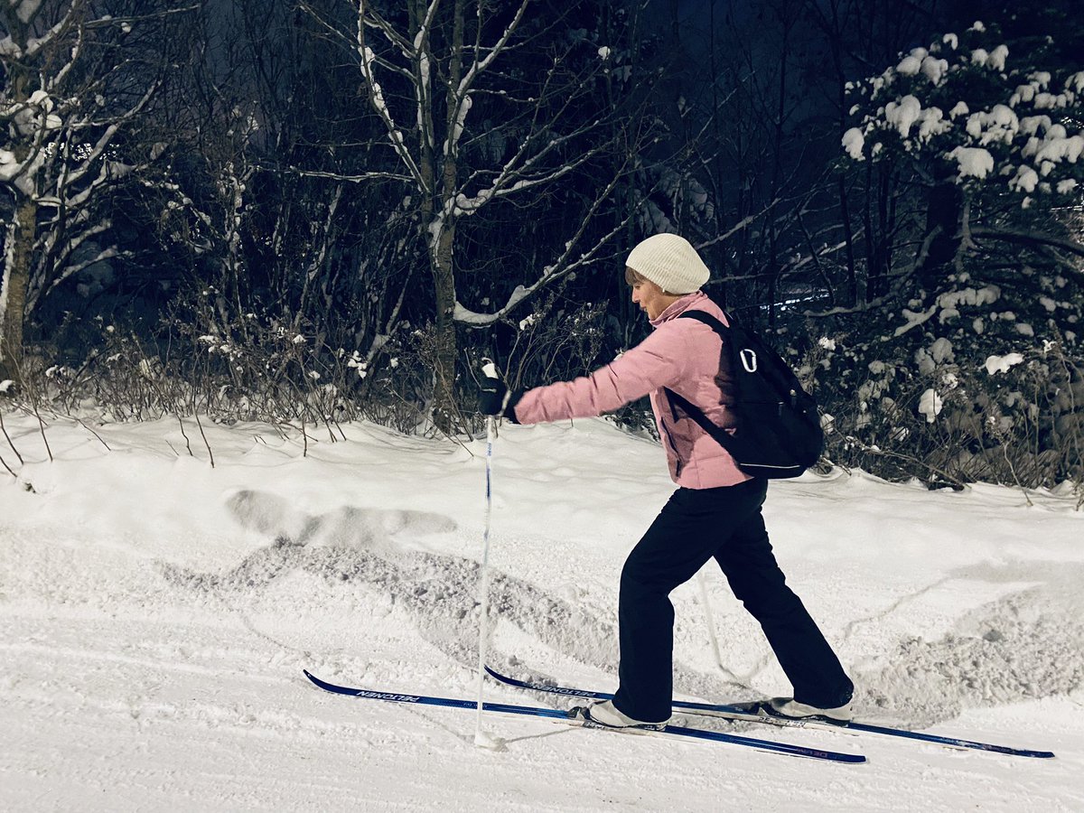 theKaro's tweet photo. Tänään elin unelmaani ja hiihdin toimistolle gradun tekoon. 🤩⛷Metrolla ajelin tiukimmat taajama-alueet. Olipa muuten pirteä olo tarttua hommiin!
#commuter #thesiswriting #finnishway https://t.co/2LUy0tAhzC