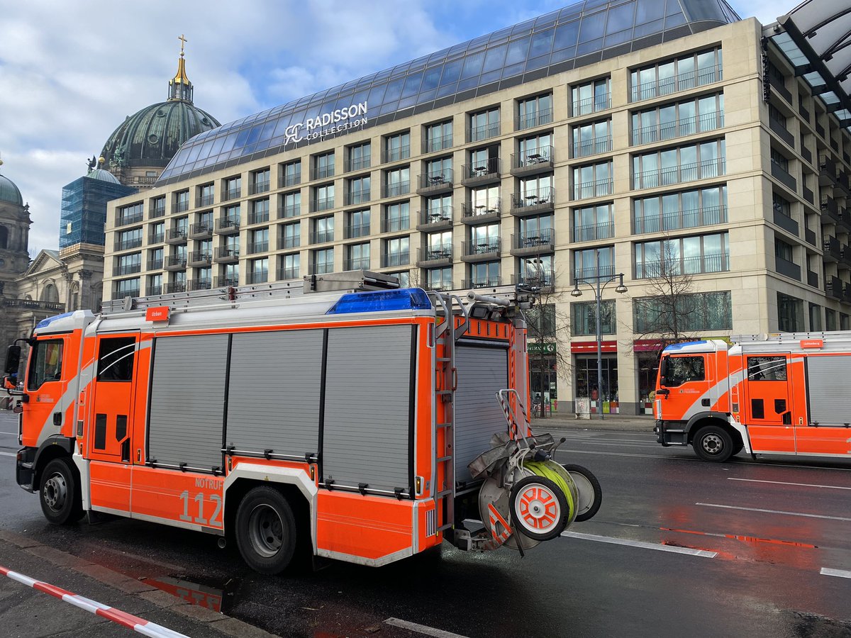 Karl Liebknecht Street in the heart of Berlin still completely sealed off. Apparently the two people injured when the 14-Meter-high aquarium burst inside the Radisson hotel were hotel workers. Em workers glad the incident happened at 5.50 am local time when guests were sleeping.