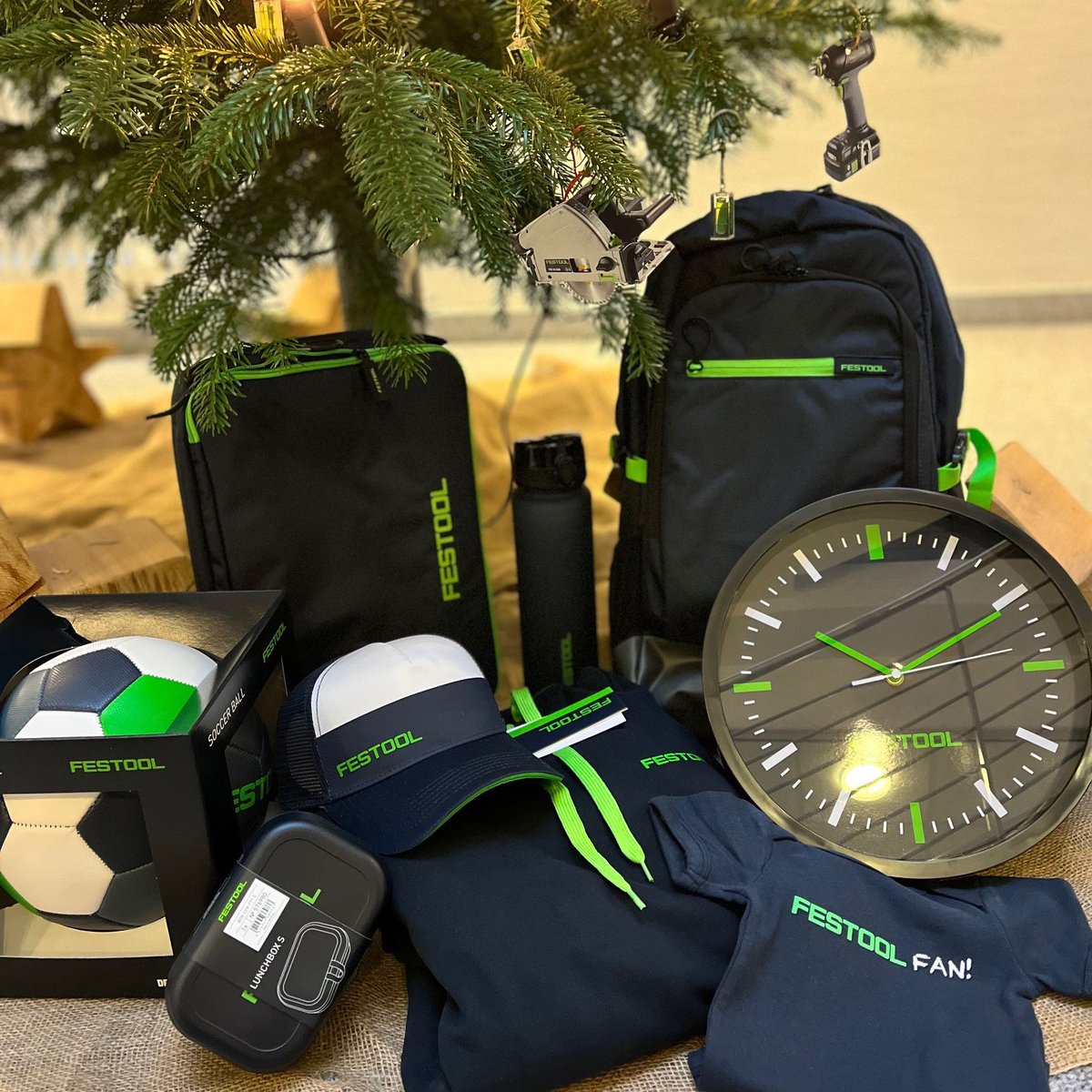 Noch kein #weihnachtsgeschenk? 🎁 Dann schau doch in unserem #fanshop vorbei. Dort findest Du garantiert ein tolles Geschenk für einen #festoolfan! 💚 Gleich bestellen unter: festool.de/produkte/fanar…