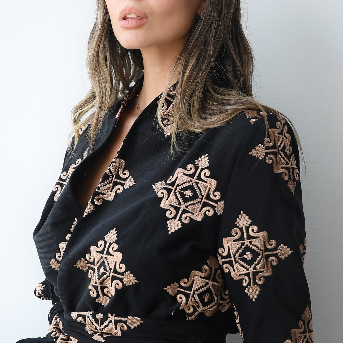 MonamoniStyle's tweet photo. حافظي على بريقك وسط غيوم الشّتاء مع هذا الفستان الأسود المميّز!

Check out our complete collection at Maison #Boutique in #Lebanon and at @urbanist store in #Dubai, or place your #orders at +961 70 389 789

#Dress #Midi_Dress #Fall #Beauty #Style #Fashion #Lebanon #Qatar #Trendy https://t.co/97IYwv0Pbd
