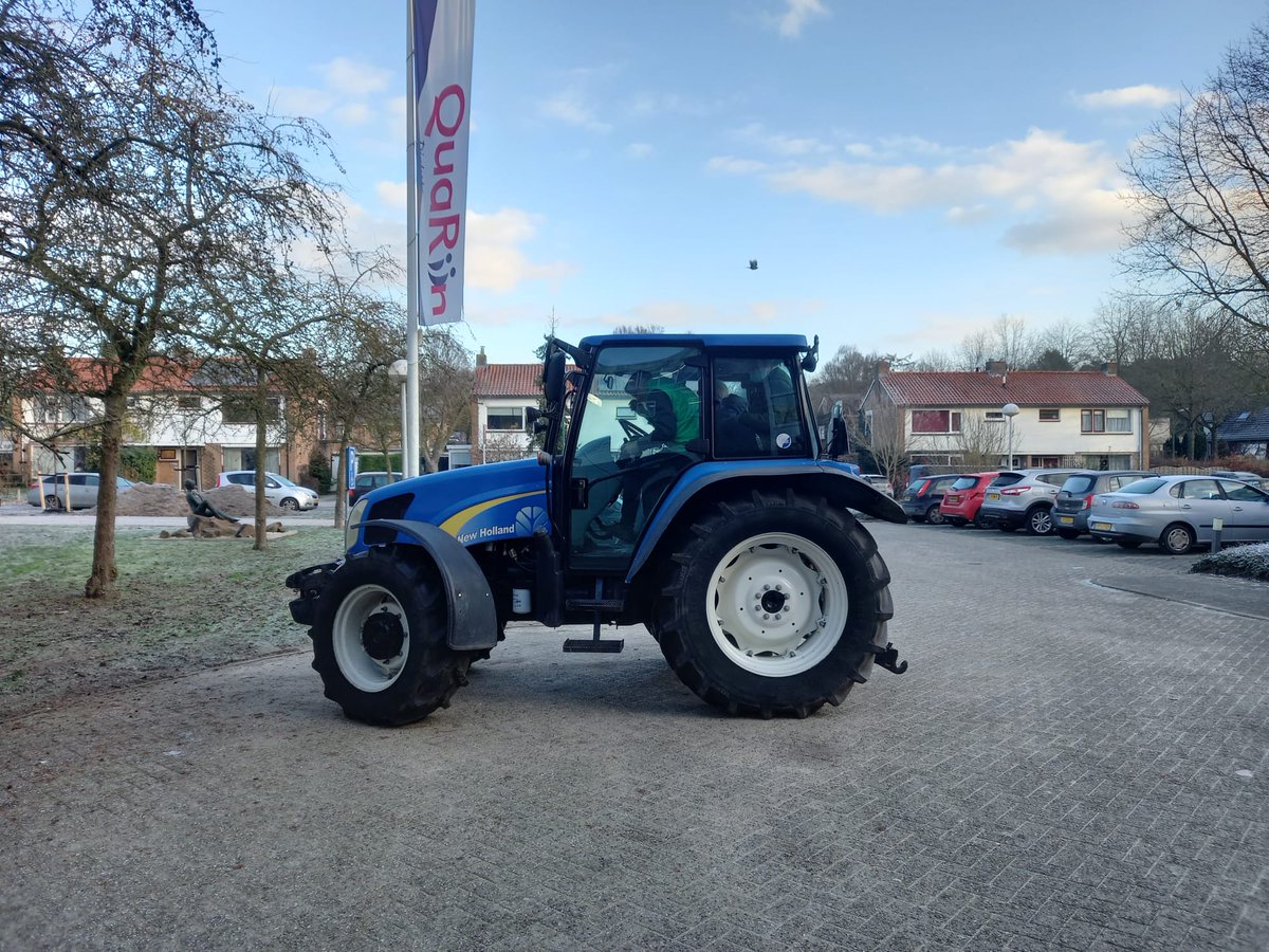 Chocomel brengen bij de Ridderhof in Amerongen. #trotsopdeboer #trotsopdezorgtoppers Hartverwarmende actie voor Kerst FrieslandCampina melkveehouders vandaag op bezoek bij zo'n 300 verzorgingstehuizen. Onze boeren trakteren ruim 35.000 bewoners en hun verzorgers.