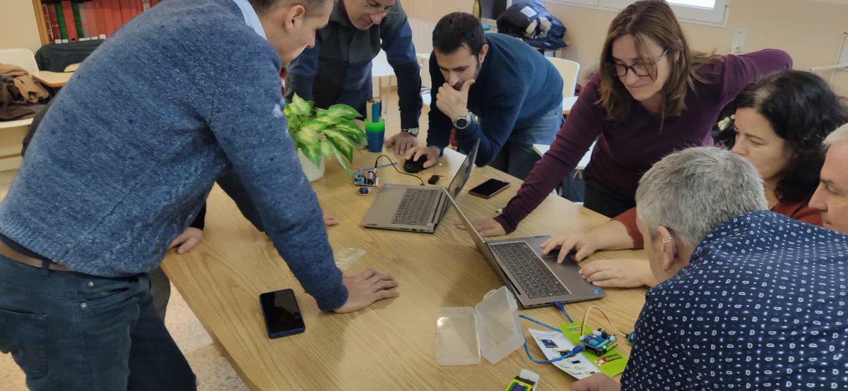 mireia_benaiges's tweet photo. Ahir al CRP del Priorat, un Acolliment genial als #mentorsST_TAR. Activitats de robòtica educativa, tió de Nadal, nadala mentoril i moltes ganes de compartir el què sabem entre tots. Fent equip!!! https://t.co/2Vfqnxrr20