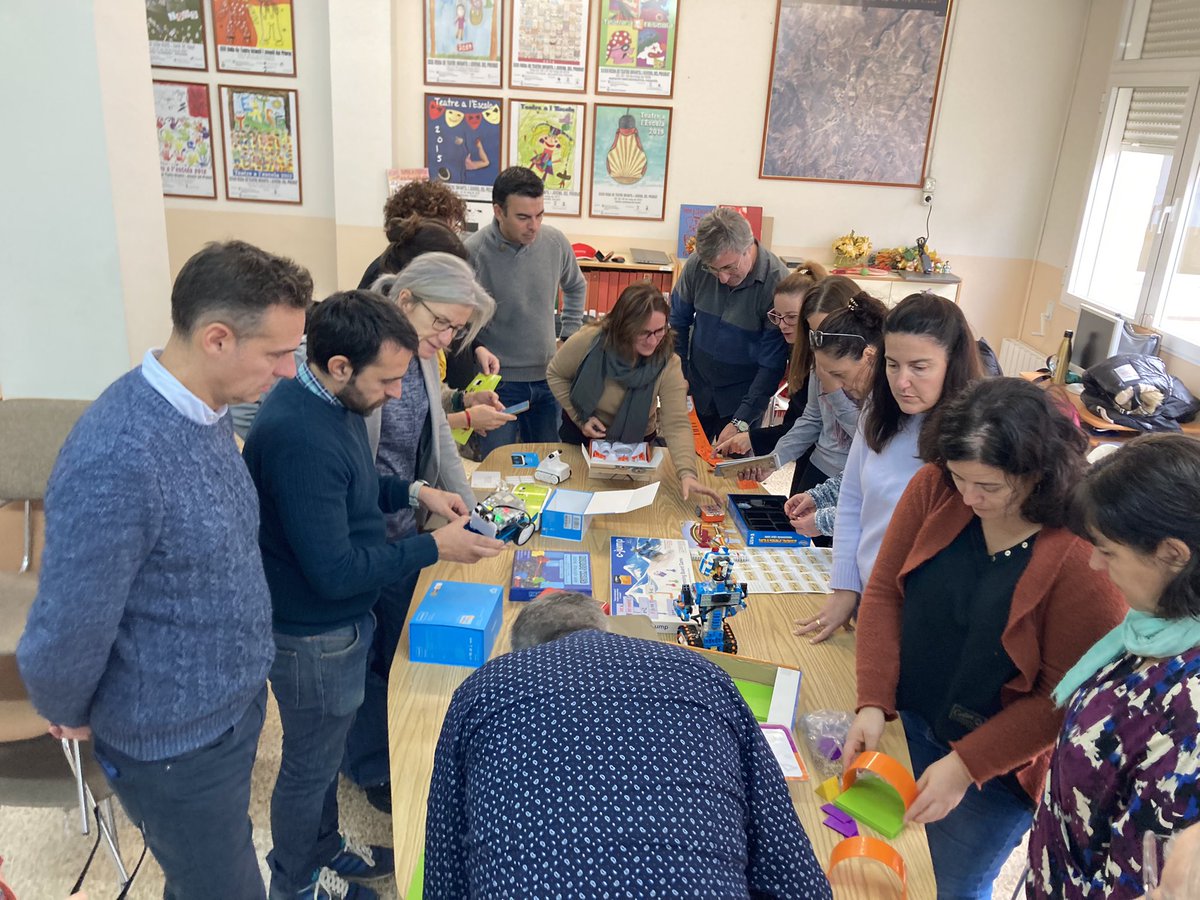 mireia_benaiges's tweet photo. Ahir al CRP del Priorat, un Acolliment genial als #mentorsST_TAR. Activitats de robòtica educativa, tió de Nadal, nadala mentoril i moltes ganes de compartir el què sabem entre tots. Fent equip!!! https://t.co/2Vfqnxrr20