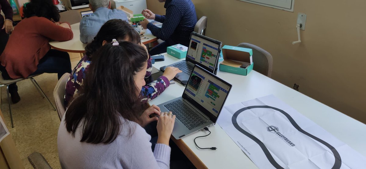 mireia_benaiges's tweet photo. Ahir al CRP del Priorat, un Acolliment genial als #mentorsST_TAR. Activitats de robòtica educativa, tió de Nadal, nadala mentoril i moltes ganes de compartir el què sabem entre tots. Fent equip!!! https://t.co/2Vfqnxrr20