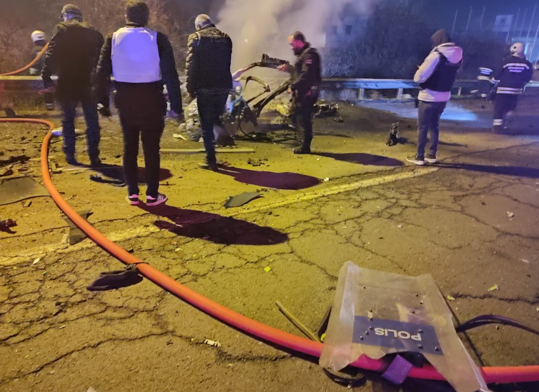 KAHPE PUSU!

#Diyarbakır'da Polis servis aracının geçişi sırasında yol kenarında park halinde bulunan bomba yüklü bir aracın patlatılması sonucu 8 Polisimiz yaralandı.

Geçmiş olsun Yiğitler!
