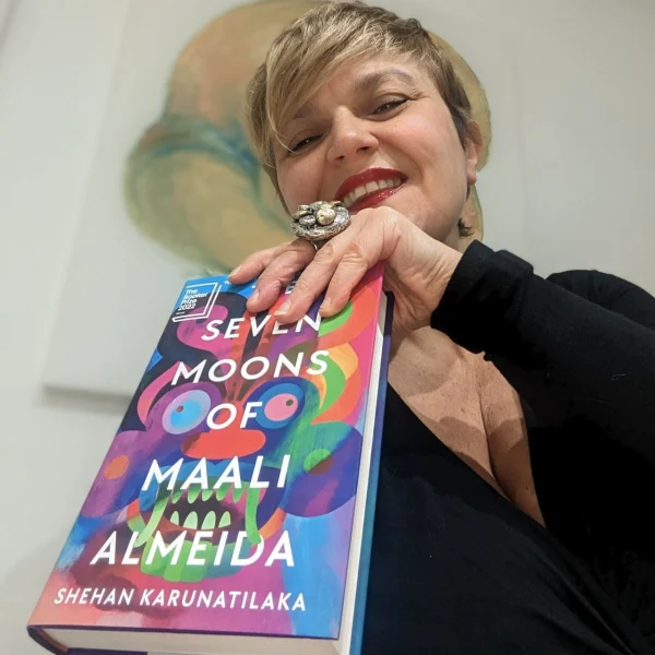recerusse's tweet photo. @ChicaWonder ha barato, consigliando a parole la saga di Adam Dalgliesh, P. D. James (dice che sono meglio di Agatha Christie!) @Mondadori e con la foto il libro vincitore del @TheBookerPrizes 2022, The seven moons of Maali Almeida, di ShehanKarunatilaka #CMLF2022 https://t.co/MVLXN3i4Wq