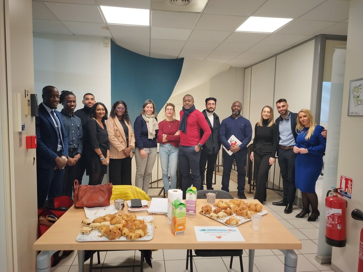 Très beau jeudi en l'honneur de nos associations du Territoire Paris 18è <a href="/BNPParibas/">BNP Paribas Group</a> pour #ParlonsCoeur 🧡
Nous avons pu mettre à l'honneur les associations <a href="/espoir18paris/">ESPOIR18</a>, MULTIKULTI MEDIA et <a href="/cartonpleinasso/">Carton plein</a> à l'agence de #Barbès.
 #ProjetBanlieues
#UnPourTousTousPourLe18