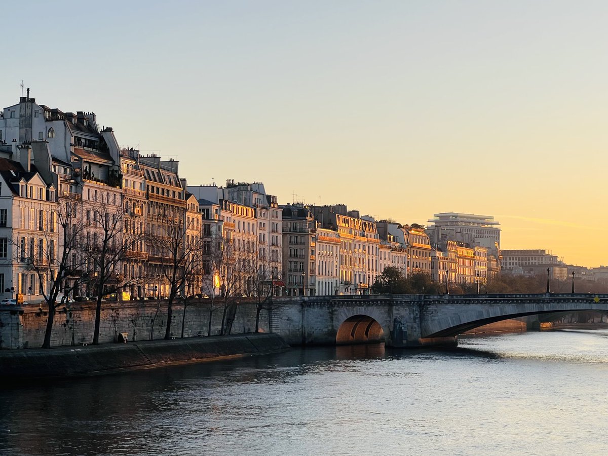 Les éclats du soleil sur les immeubles parisiens des bords de Seine…