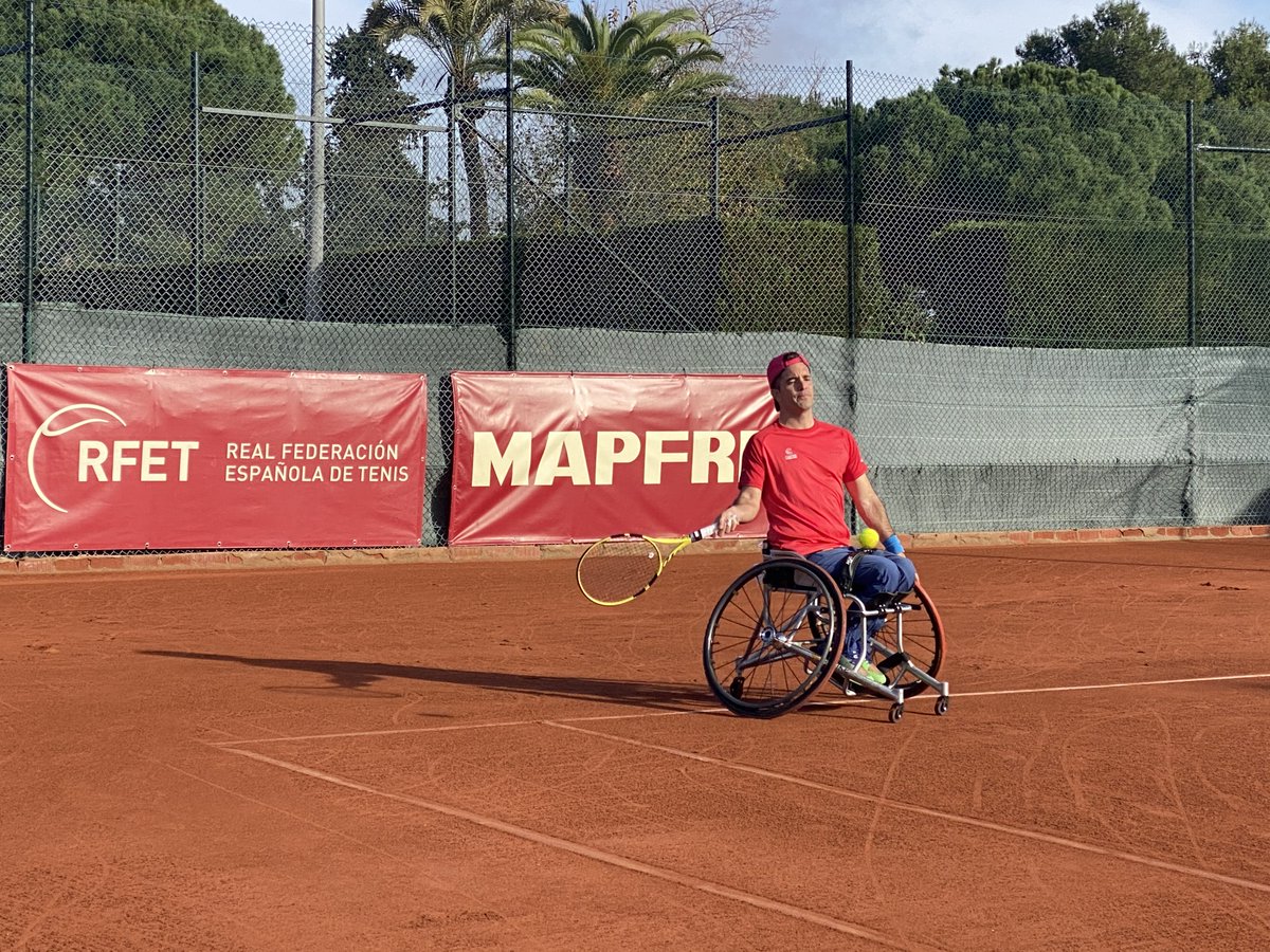 RFETenis's tweet photo. 🤩¡Cita con el mejor #TenisSilla nacional! ¡Las SEMIFINALES del Campeonato de España MAPFRE de Tenis en Silla 2022 EN DIRECTO por @teledeporte! 

📆 Viernes 16
 ⏰   12:00 horas
📍 RC Pineda (Sevilla)
📺 @teledeporte 

♿️SF
De La Puente 🆚 Bukala
Tur 🆚 Siscar

📸 Sofía Martín https://t.co/iZLHmbnDED