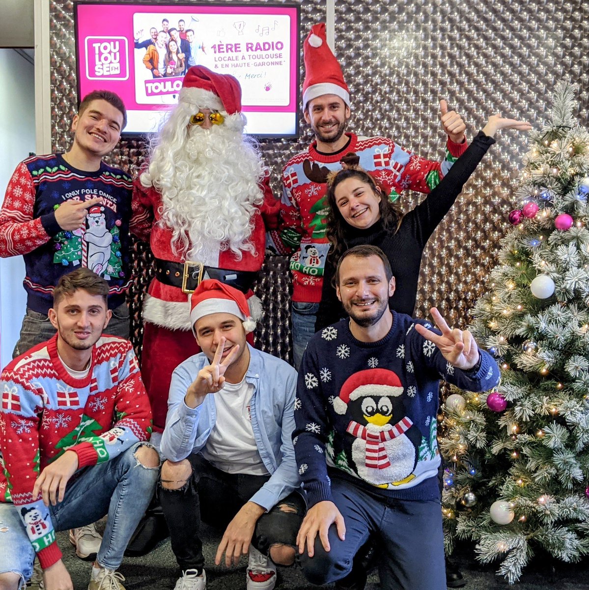 ToulouseFM's tweet photo. La Team Toulouse FM célèbre la Journée mondiale du pull de Noël 🎅
Et si vous aussi vous avez votre pull de Noël, écoutez bien la Team de l'Aprèm dès 15h pour gagner des cadeaux 🎁🎄 https://t.co/Stc3rvO3ms