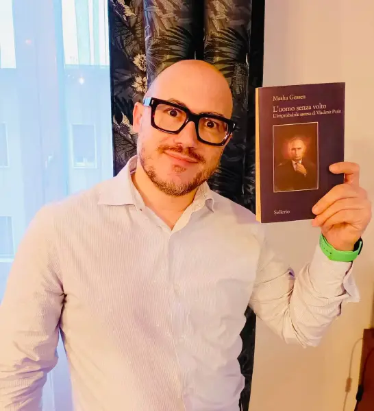 recerusse's tweet photo. Il #CMLF2022 di @LorenzDelPietro è L'Uomo senza volto di Masha Gessen, @sellerioeditore - Un libro illuminante che in questi tempi di guerra consigliato a tutti, ma in particolar modo a chi ancora nutre illusioni su Putin. #IlMioLibro2022 https://t.co/0BCcJUQoPW
