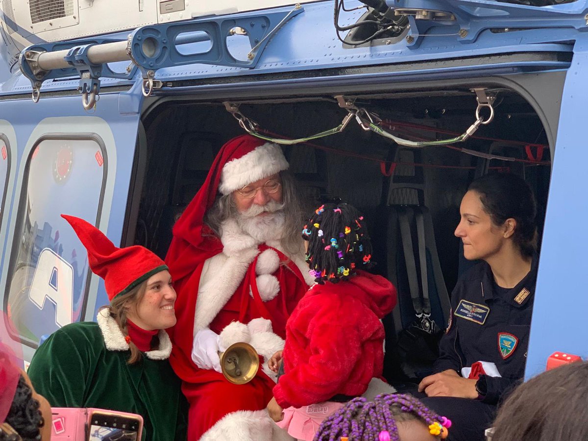 poliziadistato's tweet photo. Babbo Natale è atterrato al 10° #Repartovolo di Venezia. Ad attenderlo, in attesa dei doni, 260 bambini delle case famiglia che insieme ai poliziotti hanno potuto vivere la magica atmosfera del Natale
#essercisempre #lamiciziaèunacosaseria #18dicembre https://t.co/qOwYEF2Cuz