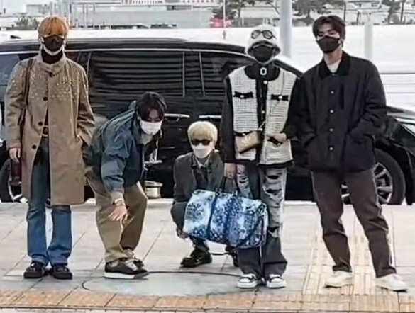JEONGWO0XHARUT0's tweet photo. they strike a pose https://t.co/UDUWDAsqXH