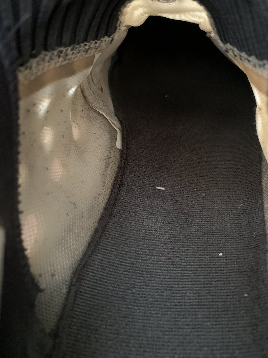 CLF050809's tweet photo. 今天下午同学打篮球，提前拿着他的篮球鞋，最终🐍到了鞋面上，看他在场上穿着我🐍过的球鞋 https://t.co/tHXEXMTD2c