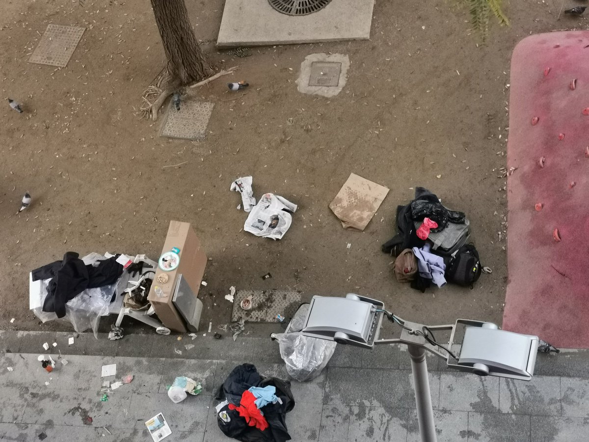 IllaRPR's tweet photo. On están els serveis socials del @bcn_ajuntament?
Cal que algú passi a veure els casos que, amb aquests dies de fred i pluja, hi ha a cr Robador i plaça S Seguí.
@jrabassa https://t.co/jDgA7uB83a