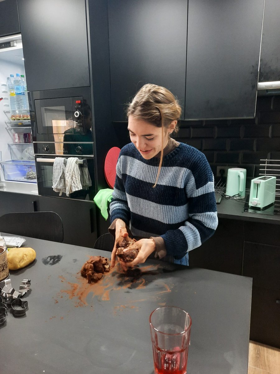 Erasmus_DAAD's tweet photo. #ErasmusPlusReporterin Michelle nutzt die vorweihnachtliche Zeit in Salamanca 🇪🇸 um Plätzchen 🍪 zu backen! Außerdem stehen noch zwei Prüfungen vor Weihnachten an, für die sie aktuell viel lernen📚muss.
#ErasmusPlus 
Lest mehr  👉https://t.co/xXoqD1Bkb1 https://t.co/qc5tmWuG8l