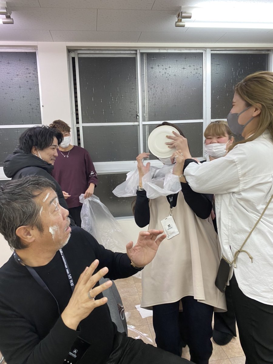 jinhonbu's tweet photo. 社長もやられましたが、専務もその後顔パイくらってました🤣その時の社長の顔！🤣
仁インターナショナル、おそろしや～笑

#仁インターナショナル 
#和歌山美容室 
#スタッフ募集中 
#ムーブ 　#アライヴ
#ラディアント　#アガルタ
#てんとう虫 https://t.co/vXV3iImDjy