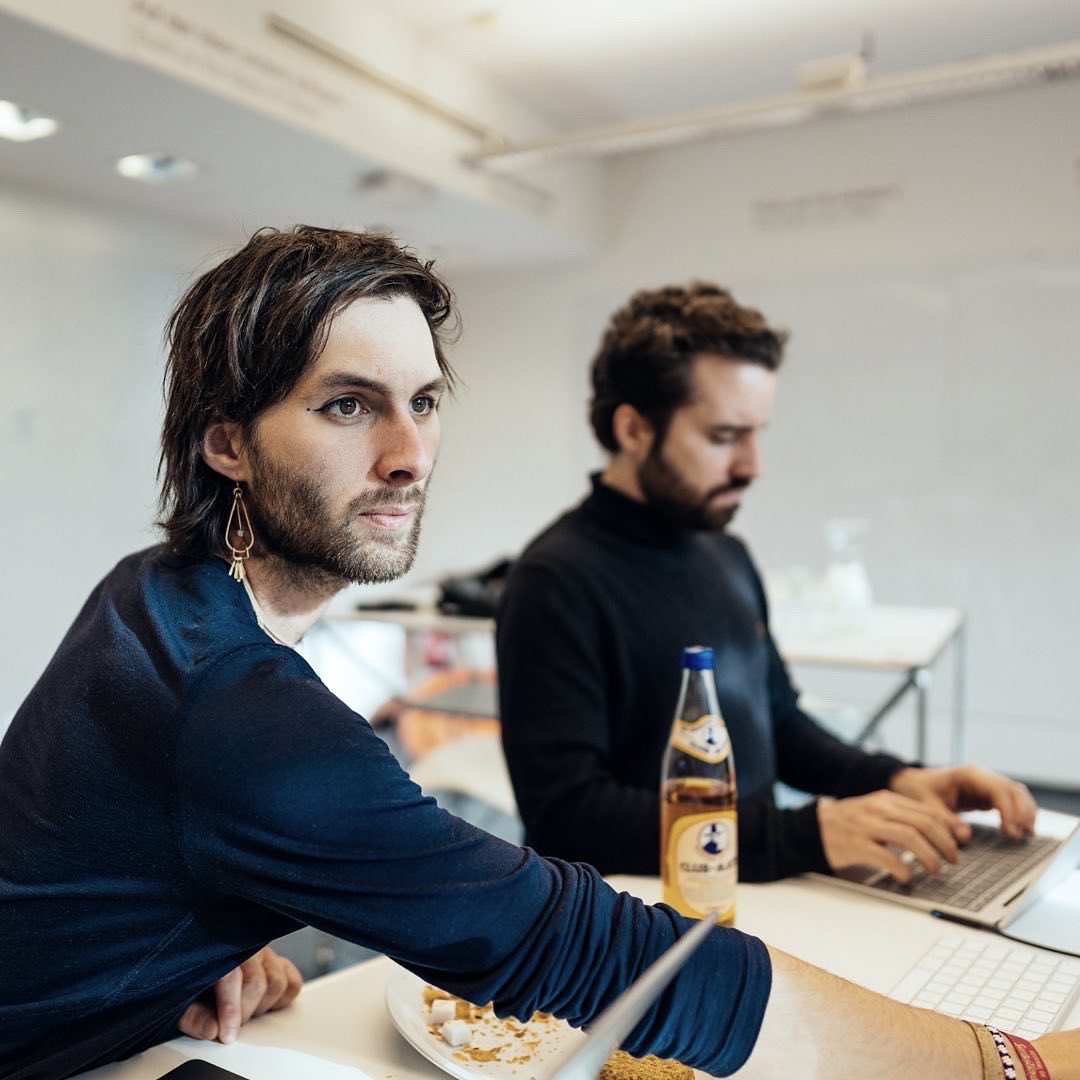 Projekte | Wie können wir einen Elektrorollstuhl noch 
weiter bringen?

Das Team hat mehrere Ideen für Prototypen entwickelt. Von Extraakku bis #Solarzellen am #Rollstuhl.

#hilfsmittel #designthinking