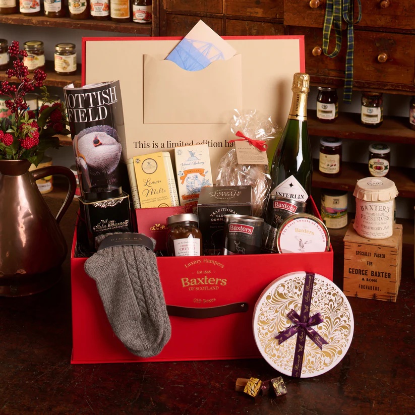 TheBespokeBook's tweet photo. Our festive taste tester @styleLis gets Christmas ready by trying out a selection of savoury treats from condiments to tea and coffee to hampers. Featuring @belazu_co @VahdamTeas @BirdandBlendTea @robertsdorset @SeggianoFoods @OlioGuglielmi @samslarderw6

https://t.co/ss3S5sUEk8 https://t.co/JzQvCaJnXL
