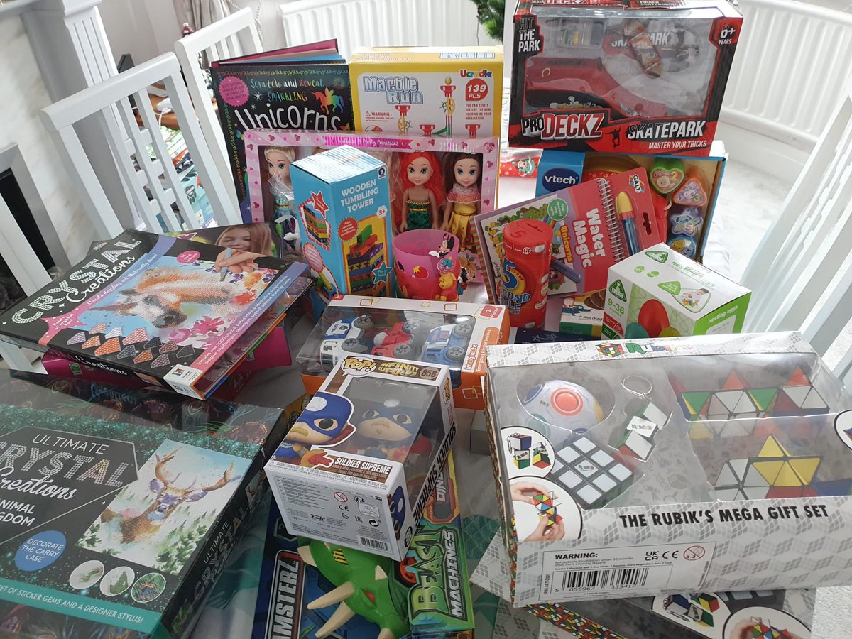 WashwayAction's tweet photo. @MessengerNews_ Local residents have gathered lots of presents for @cashforkidsMCR and pet food for local residents who are struggling while bringing a bit of Christmas joy to families. #missionchristmas #chestnutlights https://t.co/eLnC2XuY6A