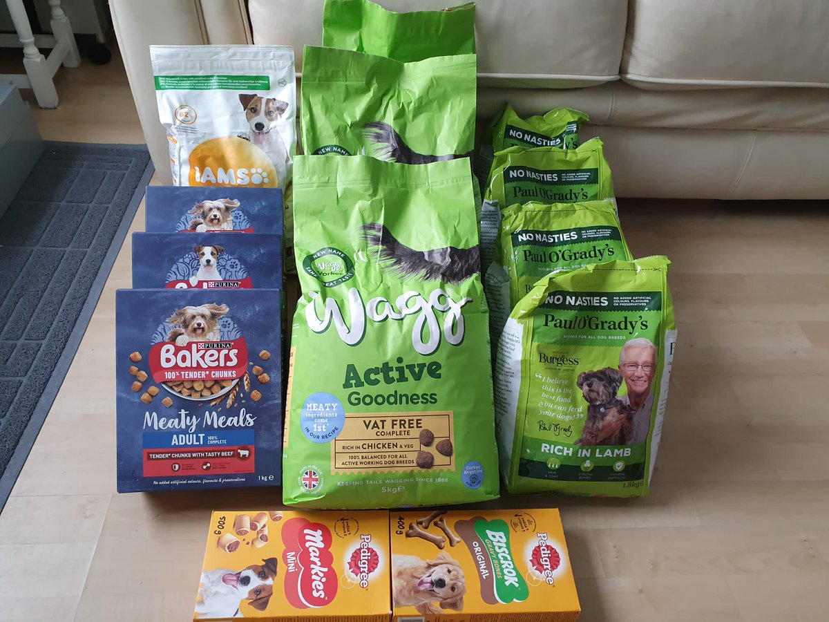 WashwayAction's tweet photo. @MessengerNews_ Local residents have gathered lots of presents for @cashforkidsMCR and pet food for local residents who are struggling while bringing a bit of Christmas joy to families. #missionchristmas #chestnutlights https://t.co/eLnC2XuY6A