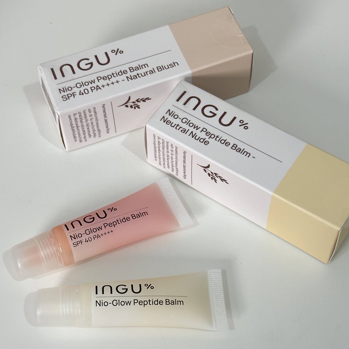 บอกเลยว่าเป็นน้องใหม่มาแรง แบบไม่ได้อวยเพื่อน

ลิปมัน INGU เนื้อเจ้มจ้น เกาะปากดี แต่ไม่ได้รู้สึกมัน หรือ Greasy ช่วยชุ่มชื้น ลดปากแห้งลอก ลดปากคล้ำ
มีรุ่นกันแดด สีชมพูอ่อนๆ ปากไม่ซีด กับ รุ่นสีใส ไม่มีกันแดด

2 รุ่นสารบำรุงเหมือนกัน เนื้อใกล้เคียงกัน ต่างแค่การกันแดด🌞