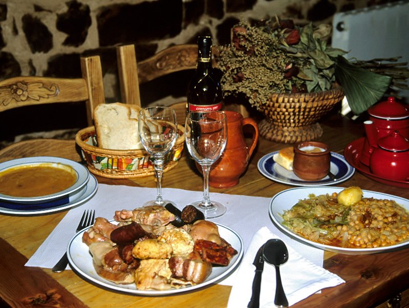 El Cocido Maragato es uno de las señas de identidad de la cocina leonesa. ¡Qué mejor que darse un homenaje gastronómico después de recorrer el Camino, en lugares como Castrillo de los Polvazares!
castrillodelospolvazares.com/cocido-maragat…
#Xacobeo #CaminoDeSantiago #pilgrims
#SaintJamesWay #León