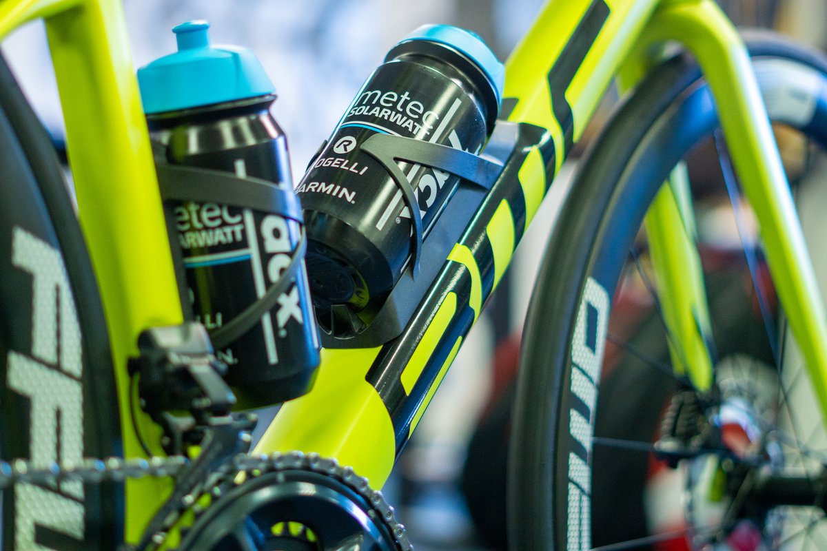 metecct's tweet photo. 🚨 ℕ𝕖��� 𝕓𝕚𝕜𝕖 𝕕𝕒𝕪 🚨

Doe je zonnebril maar op! 😎Volgend jaar rijden we op deze knal-fluo-gele BMC SLR01. 

#BMC @Ride_BMC https://t.co/Qq2v96Re45