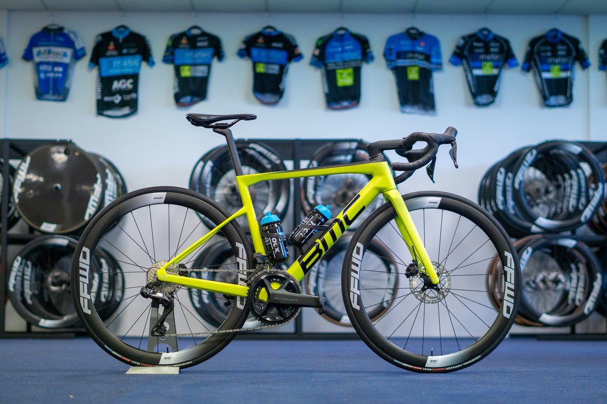 metecct's tweet photo. 🚨 ℕ𝕖��� 𝕓𝕚𝕜𝕖 𝕕𝕒𝕪 🚨

Doe je zonnebril maar op! 😎Volgend jaar rijden we op deze knal-fluo-gele BMC SLR01. 

#BMC @Ride_BMC https://t.co/Qq2v96Re45