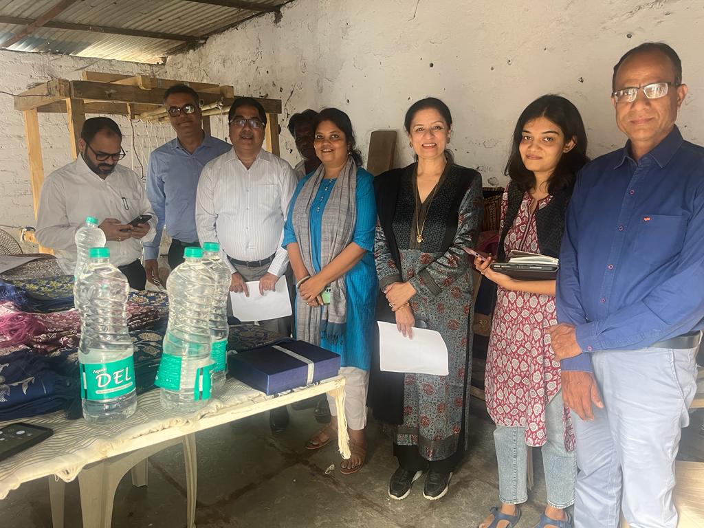 sidbiofficial's tweet photo. The objective is to #handhold and encourage #new #artisans to take up #weaving to develop and revive the textile craft.
#SIDBIMSME #ClustersofSIDBI #IndianMSMEs #IncredibleIndia #ClustersofIndia #SIDBI_Aurangabad #DigitalBankingUnit #BackingMSMEs #BuildingFuture #AKAM https://t.co/Rznm6NyNZj