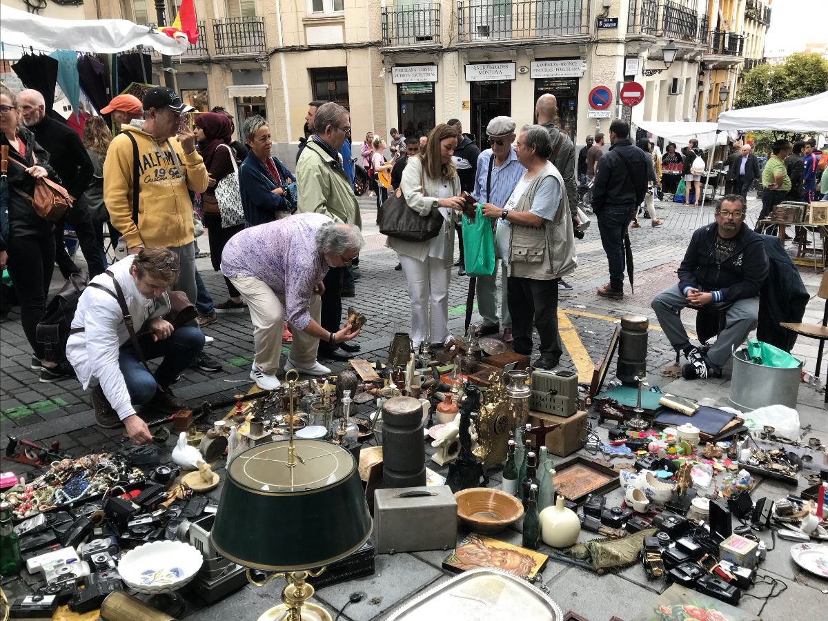lalibreria's tweet photo. ¿Por qué disfrutar del ambiente del Rastro solo los domingos si puedes hacerlo siempre que quieras, gracias a nuestro libro 'Todo Rastro Madrid'?
¡Hazte ya con él! -> https://t.co/HbwOQZpVRm

#madrid #libros #todorastro https://t.co/p9I1TrZetq