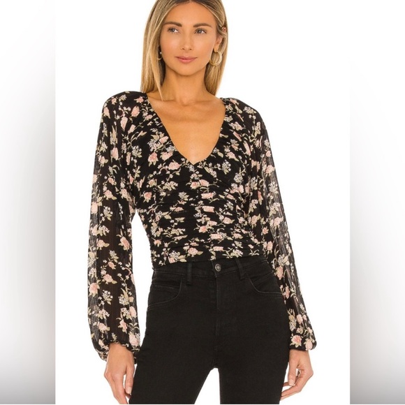 NBorgella's tweet photo. So good I had to share! Check out all the items I'm loving on @Poshmarkapp #poshmark #fashion #style #shopmycloset #freepeople #zara #sharterclub: https://t.co/8UX2GWOOXi https://t.co/J0kaFolPpy