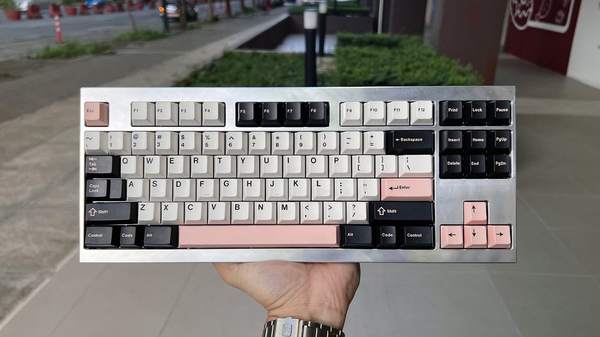 Zeroblade's tweet photo. Geonworks F1-8X 722 raw finish
・GMK Olivia
・Bolsa Zakus (I swear I keep putting these switches on everything lmao)
・Aluminum Plate (v1 leaf spring)

#geonworks
#mechanicalkeyboards #customkeyboards https://t.co/j6Qv0TAzvr