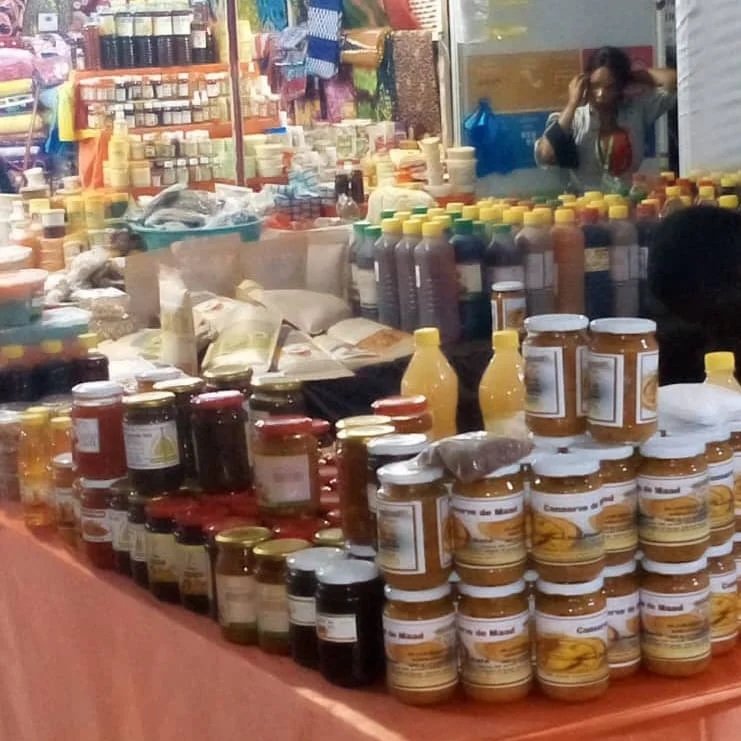 FiaraSenegal's tweet photo. La FIARA en collaboration avec ses partenaires met en valeur le secteur agro-alimentaire.
#collaboration #agroalimentaire #consommerlocal #fiarasenegal #transformatrice #produitbio https://t.co/u2QQ01gR5M