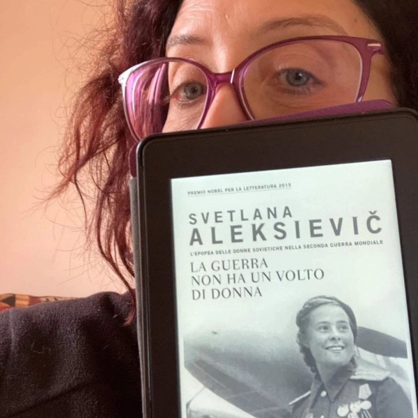 recerusse's tweet photo. Il libro dell'anno di @magjias è La guerra non ha un volto di donna di Svetlana Aleksevich @libribompiani , una lettura dolorosa ma  necessaria perché ha un forte messaggio di speranza: "Sono venuta qui per uccidere la guerra". #CMLF2022 #IlMioLIbro2022 https://t.co/8qLT5miGJD