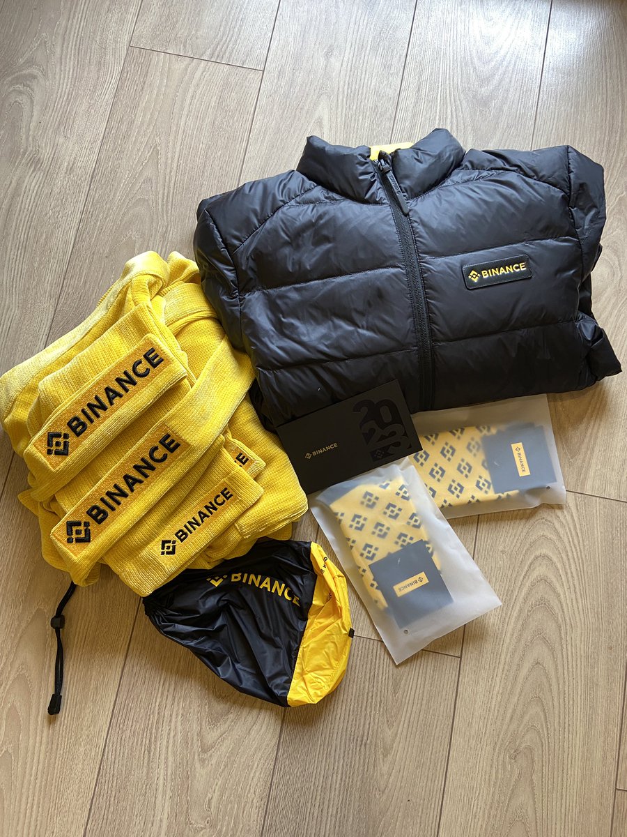 My morning was good. 
A courier arrived and brought gifts for the new year from Binance. 
Thanks family🧡🖤🧡🖤🧡
<a href="/BinanceAngels/">Binance Angels</a> <a href="/binance/">Binance</a> <a href="/cz_binance/">CZ 🔶 BNB</a> @BinanceRussian <a href="/binance/">Binance</a> <a href="/heyibinance/">Yi He</a>