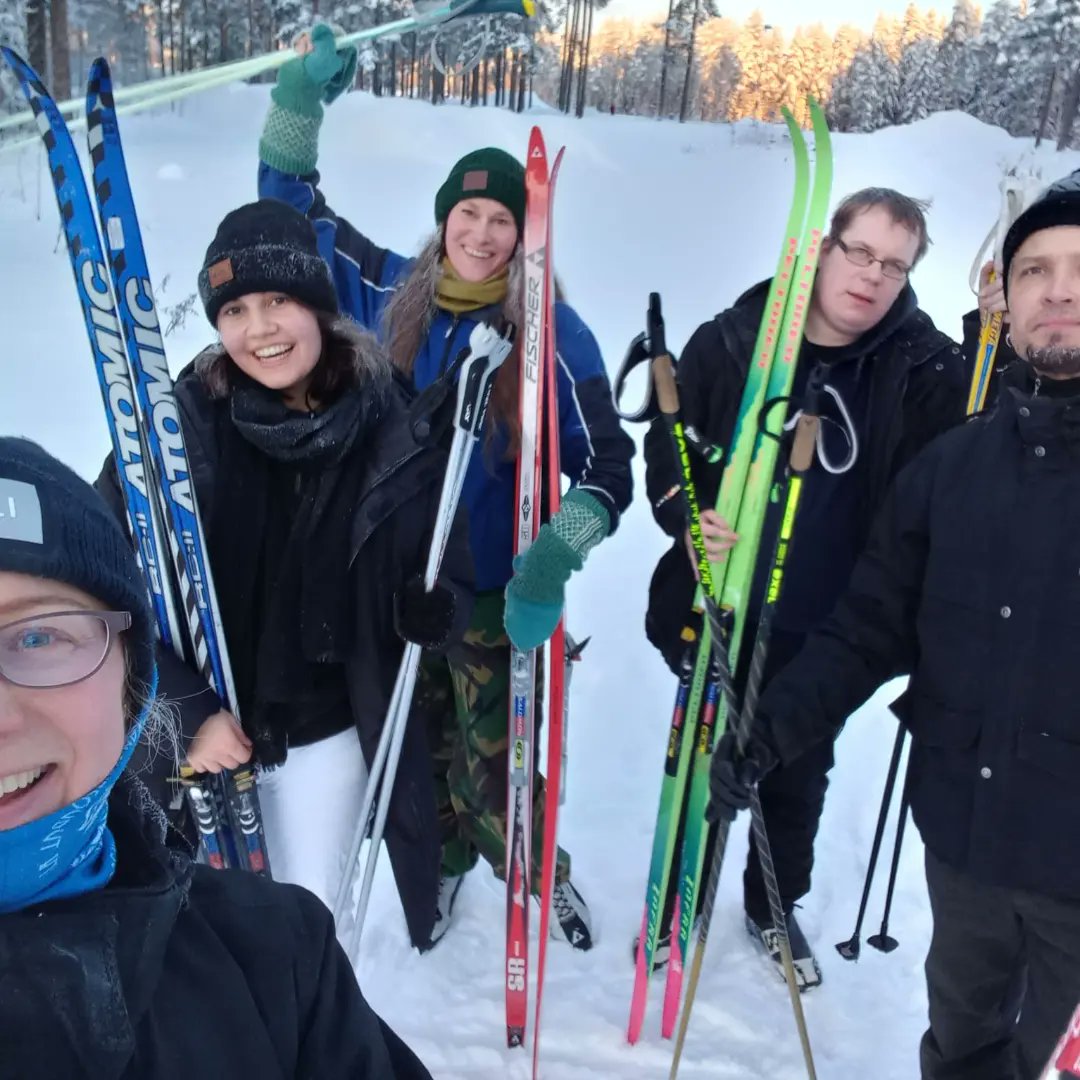 YhessaO's tweet photo. #tiimipäivä vei talviseen metsään ja omille #epämukavuusalue illekin. #kokemuksellinenoppiminen antaa näkökulmia #kehittämistyö hön. @JuveniaXamk @ErasmusplusFI #esr #mikkelinhiihtäjät #itsensävoittaminen https://t.co/riY4GguGDV